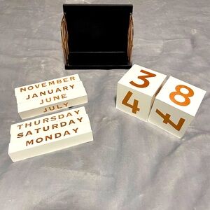 Wooden block desk calendar